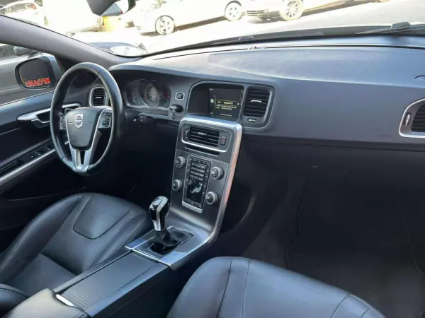 Volvo V60 2015 - 7900 EUR, 318884 km - AUTO.MOTO.pt - 318884km - foto 10 de 16