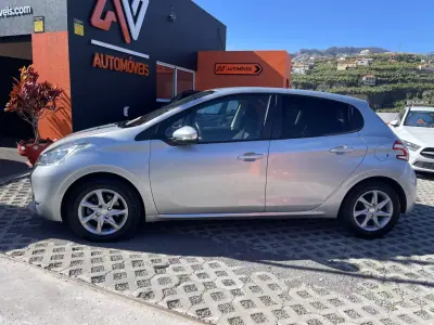 Peugeot 208 2014 - 11950 EUR, 143371 km - AUTO.MOTO.pt - 143371km - foto 4 de 12
