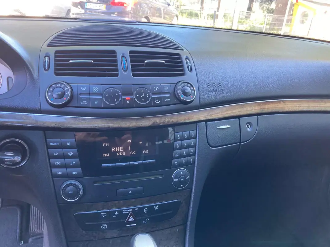 Mercedes-Benz E 220 2003 - 9250 EUR, 227900 km - AUTO.MOTO.pt - 227900km - foto 11 de 18