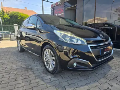 Peugeot 208 2018 - 9500 EUR, 92000 km - AUTO.MOTO.pt - 92000km - foto 3 de 16
