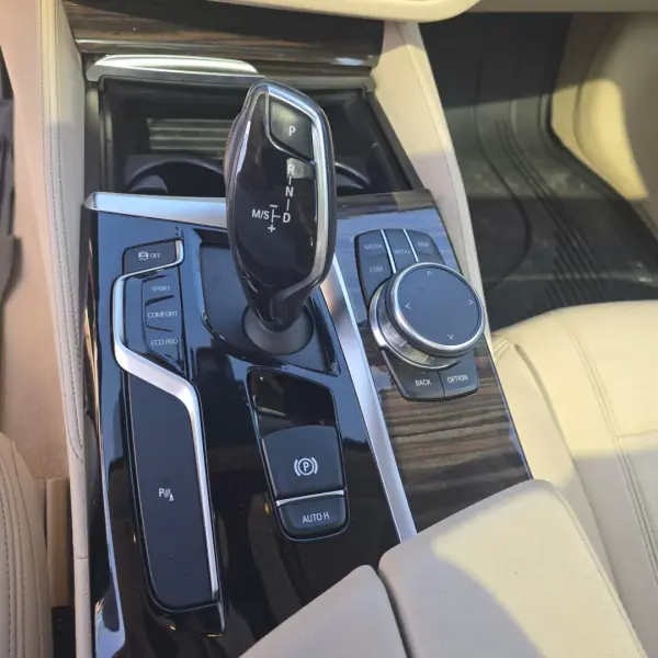 BMW 520 Gran Turismo 2018 - 24900 EUR, 178000 km - AUTO.MOTO.pt - 178000km - foto 11 de 12