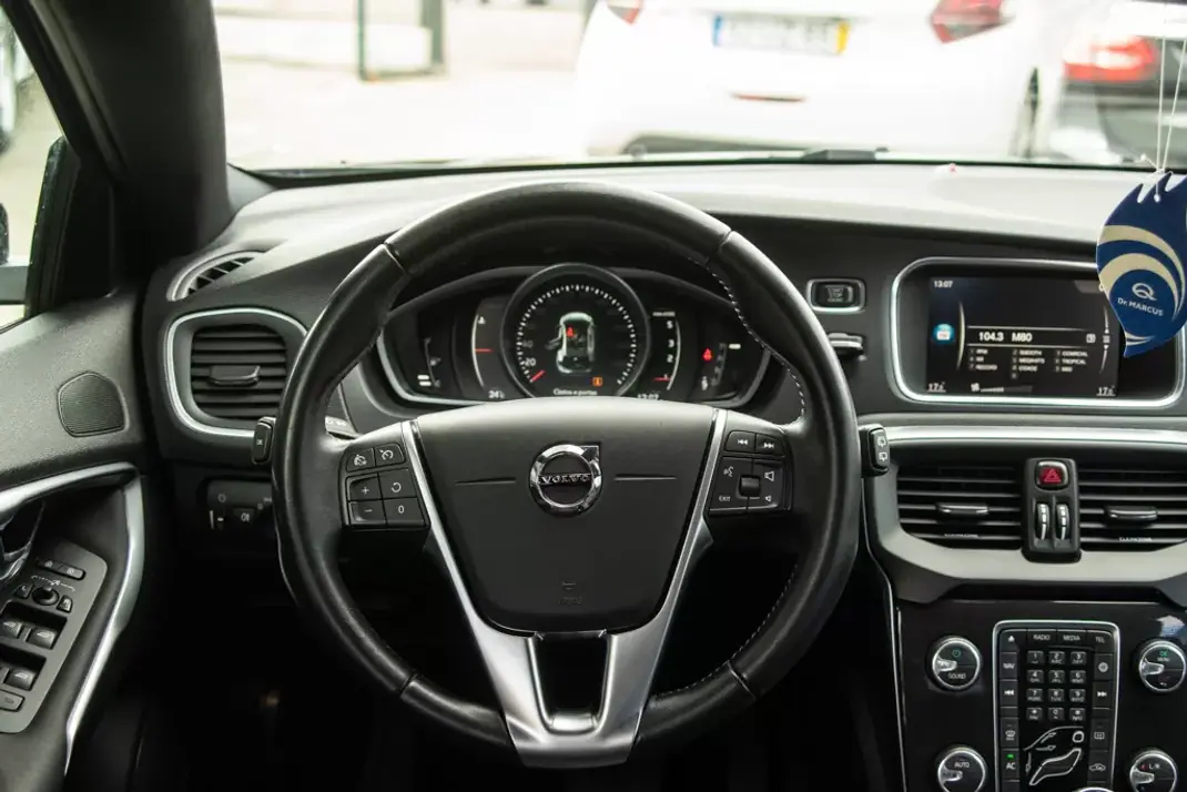 Volvo V40 2017 - 14900 EUR, 135000 km - AUTO.MOTO.pt - 135000km - foto 15 de 17
