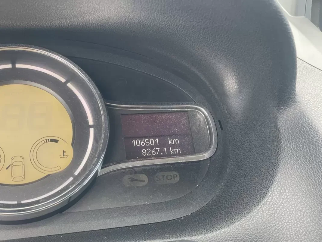 Renault Mégane Coupe 2010 - 9950 EUR, 106501 km - AUTO.MOTO.pt - 106501km - foto 5 de 10