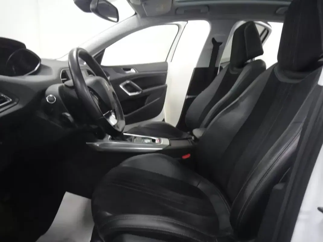 Peugeot 308 2016 - 10500 EUR, 136000 km - AUTO.MOTO.pt - 136000km - foto 10 de 26