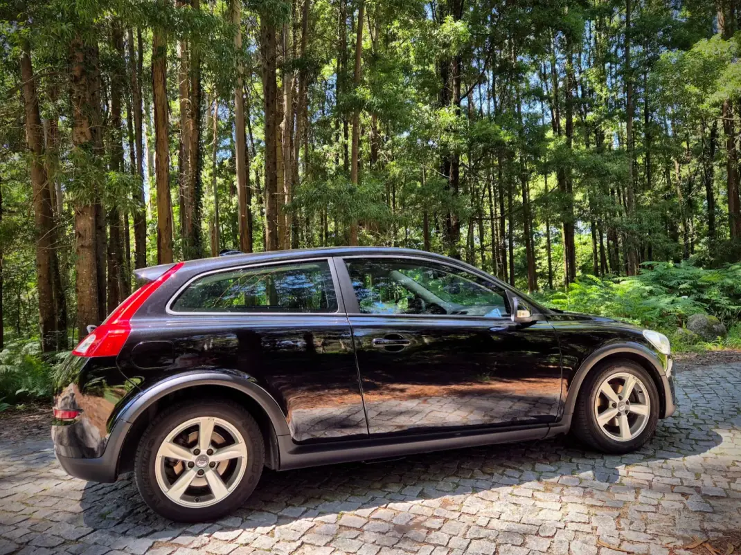 Volvo C30 2011 - 7750 EUR, 179000 km - AUTO.MOTO.pt - 179000km - foto 27 de 28