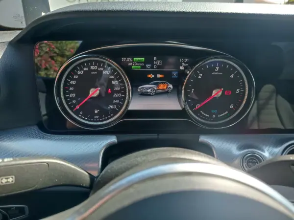 Mercedes-Benz E 300 2019 - 27500 EUR, 150200 km - AUTO.MOTO.pt - 150200km - foto 8 de 18