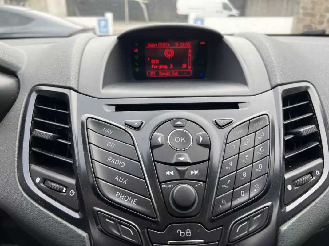 Ford Fiesta 1.4 TDCI 2010 - 4250 EUR, 260000 km - AUTO.MOTO.pt - 260000km - foto 12 de 16