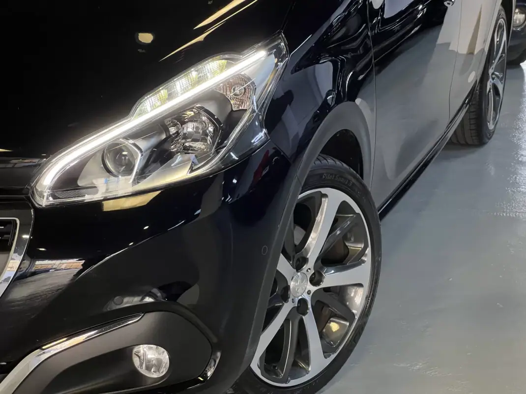 Peugeot 208 2016 - 9990 EUR, 99000 km - AUTO.MOTO.pt - 99000km - foto 32 de 46