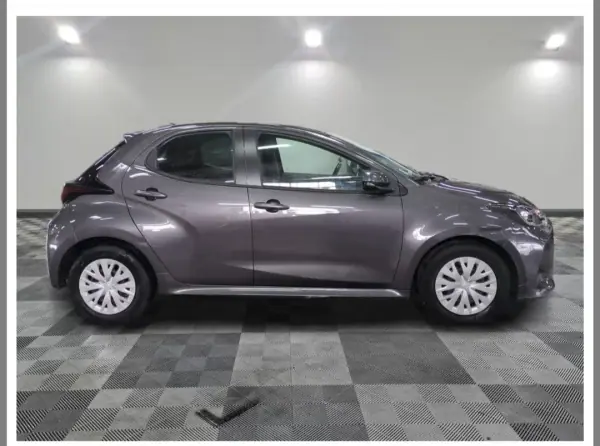 Toyota Yaris 2021 — photo 2 of 14