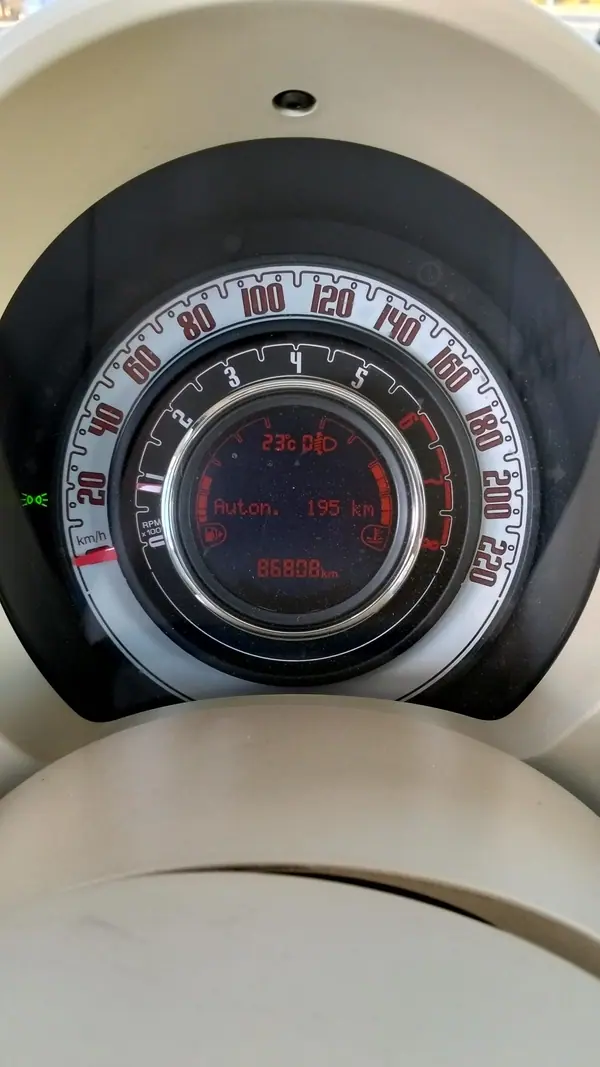 Fiat 500 2019 - 8500 EUR, 87000 km - AUTO.MOTO.pt - 87000km - foto 6 de 6