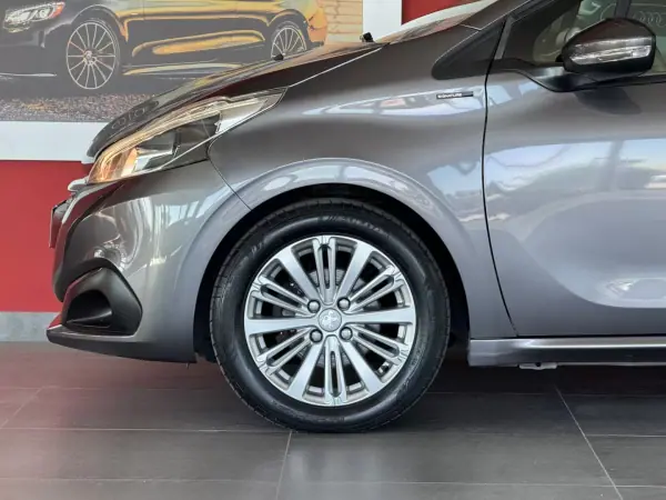 Peugeot 208 2018 - 12990 EUR, 96669 km - AUTO.MOTO.pt - 96669km - foto 7 de 21