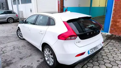 Volvo V40 2013 - 11400 EUR, 182000 km - AUTO.MOTO.pt - 182000km - foto 13 de 24