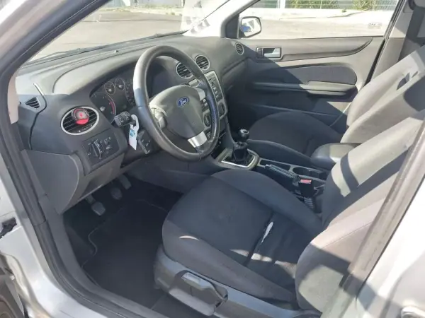 Ford Focus SW 2005 - 2990 EUR, 307902 km - AUTO.MOTO.pt - 307902km - foto 14 de 27