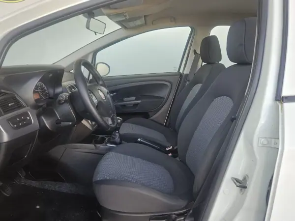 Fiat Punto 2011 - 4750 EUR, 174000 km - AUTO.MOTO.pt - 174000km - foto 5 de 9
