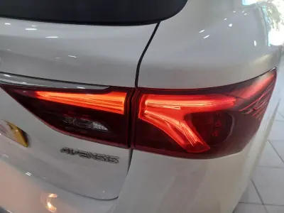 Toyota Avensis Touring Sports 2016 - 15980 EUR, 120621 km - AUTO.MOTO.pt - 120621km - foto 34 de 45
