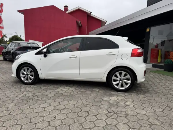 Kia Rio 2016 - 9500 EUR, 113000 km - AUTO.MOTO.pt - 113000km - foto 4 de 40