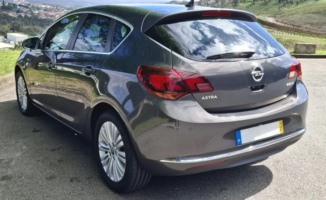 Opel Astra 2015 - 11500 EUR, 115000 km - AUTO.MOTO.pt - 115000km - foto 8 de 12