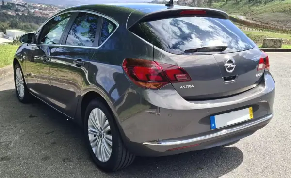 Opel Astra 2015 - 11500 EUR, 115000 km - AUTO.MOTO.pt - 115000km - foto 8 de 12