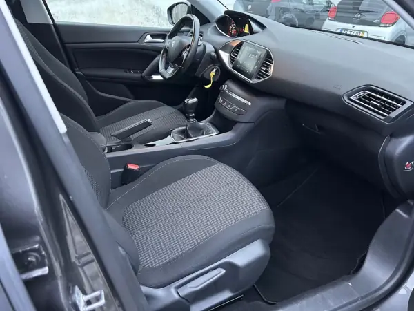 Peugeot 308 2020 - 15500 EUR, 73870 km - AUTO.MOTO.pt - 73870km - foto 7 de 17