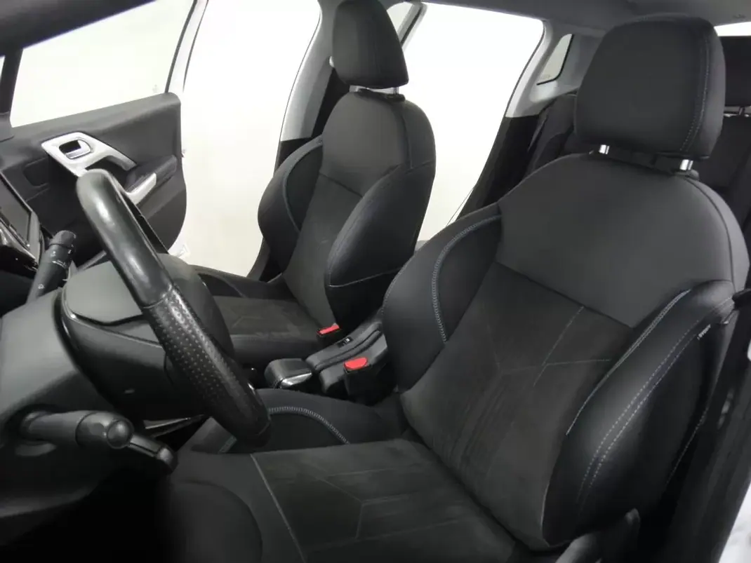 Peugeot 2008 2019 - 11250 EUR, 90000 km - AUTO.MOTO.pt - 90000km - foto 15 de 32