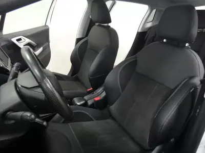 Peugeot 2008 2019 - 11250 EUR, 90000 km - AUTO.MOTO.pt - 90000km - foto 15 de 32