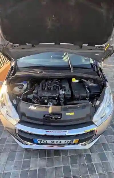 Peugeot 208 2019 - 8900 EUR, 93300 km - AUTO.MOTO.pt - 93300km - foto 9 de 10