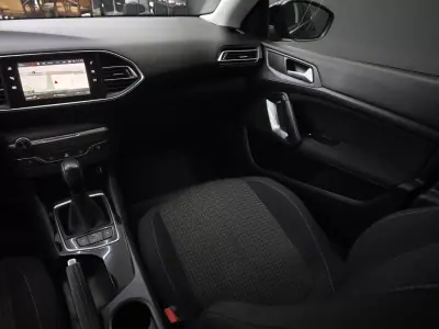 Peugeot 308 2017 - 13950 EUR, 183610 km - AUTO.MOTO.pt - 183610km - foto 30 de 45