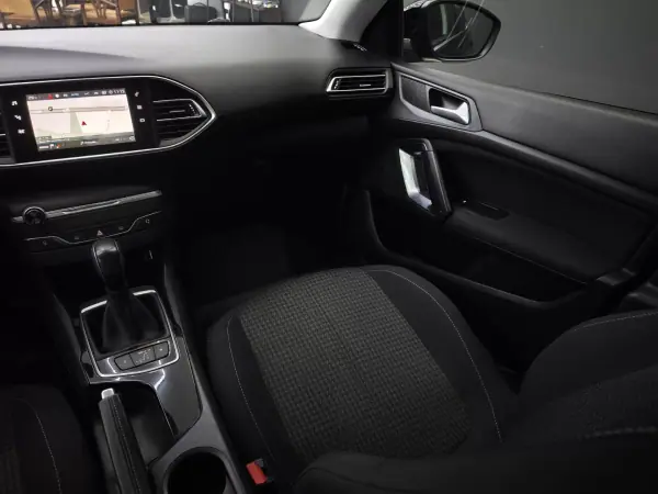Peugeot 308 2017 - 13950 EUR, 183610 km - AUTO.MOTO.pt - 183610km - foto 30 de 45