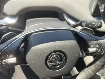Skoda Enyaq 2021 - 29990 EUR, 74895 km - AUTO.MOTO.pt - 74895km - foto 8 de 23
