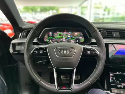Audi Q8 e-Tron Sportback 2023 - 49500 EUR, 93000 km - AUTO.MOTO.pt - 93000km - foto 13 de 31