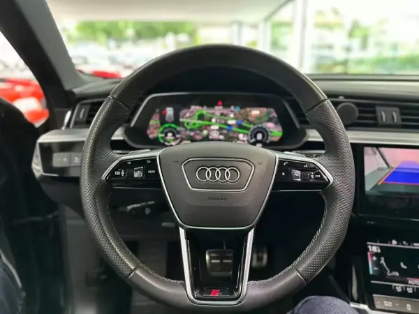 Audi Q8 e-Tron Sportback 2023 - 49500 EUR, 93000 km - AUTO.MOTO.pt - 93000km - foto 13 de 31