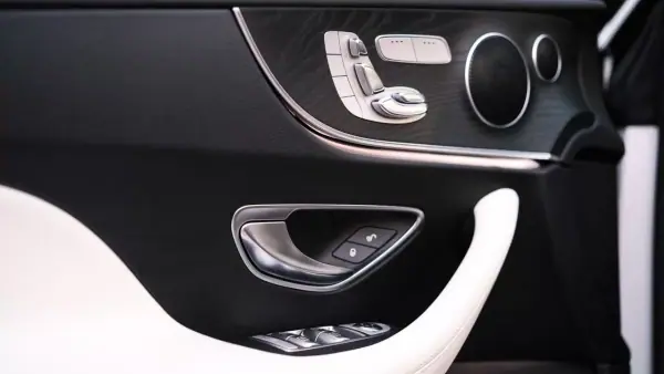 Mercedes-Benz E 220 2018 - 49000 EUR, 103000 km - AUTO.MOTO.pt - 103000km - foto 19 de 21