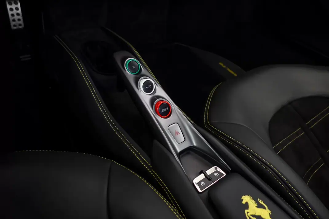 Ferrari F8 Tributo 2023 - 390000 EUR, 17392 km - AUTO.MOTO.pt - 17392km - foto 12 de 22