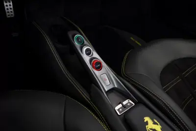 Ferrari F8 Tributo 2023 - 390000 EUR, 17392 km - AUTO.MOTO.pt - 17392km - foto 12 de 22