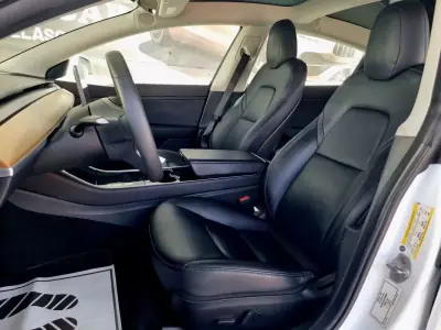 Tesla Model 3 2019 - 20900 EUR, 107000 km - AUTO.MOTO.pt - 107000km - foto 4 de 13