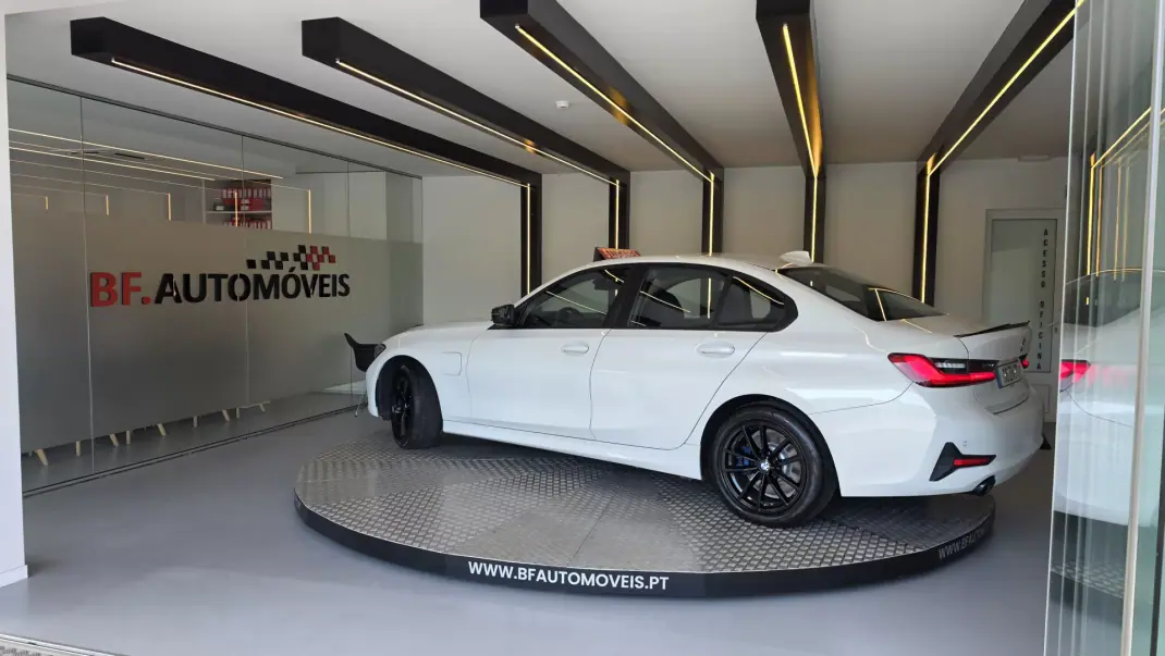 BMW 330 2019 - 22900 EUR, 111028 km - AUTO.MOTO.pt - 111028km - foto 15 de 54