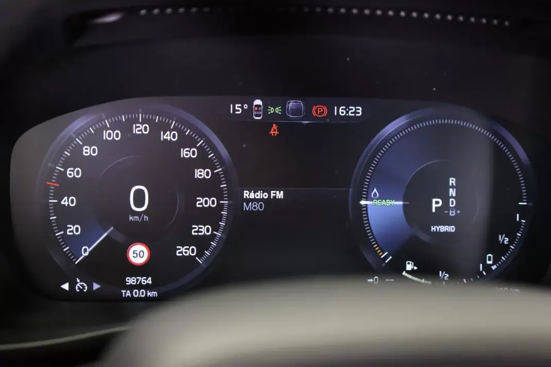 Volvo XC 40 2022 - 28990 EUR, 98750 km - AUTO.MOTO.pt - 98750km - foto 27 de 51