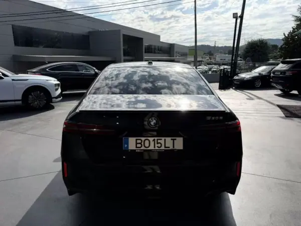 BMW 530e 2024 - 52900 EUR, 33 km - AUTO.MOTO.pt - 33km - foto 5 de 15