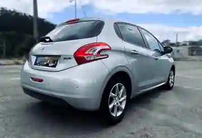 Peugeot 208 2015 - 8500 EUR, 104000 km - AUTO.MOTO.pt - 104000km - foto 2 de 15