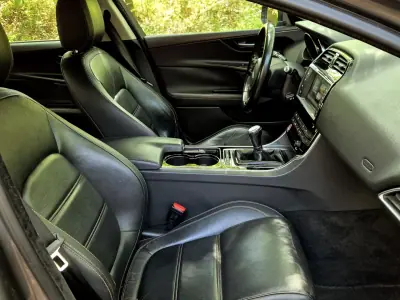 Jaguar XE 2015 - 14250 EUR, 184000 km - AUTO.MOTO.pt - 184000km - foto 16 de 23