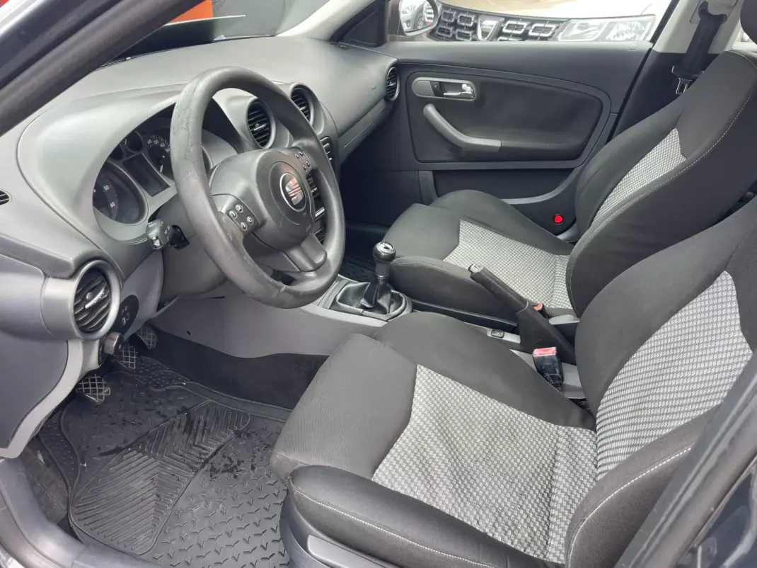 SEAT Ibiza 2008 - 6750 EUR, 148157 km - AUTO.MOTO.pt - 148157km - foto 8 de 12