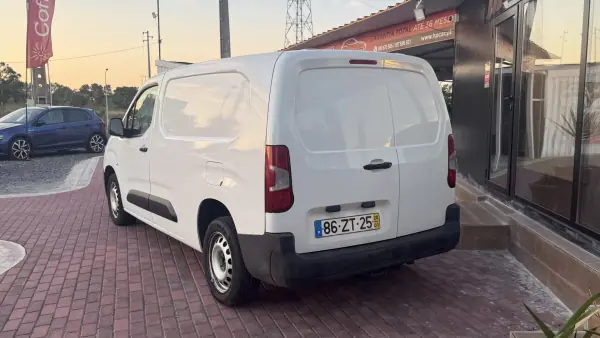 Peugeot Partner 2020 - 12990 EUR, 130000 km - AUTO.MOTO.pt - 130000km - foto 8 de 23