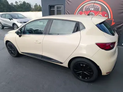Renault Clio 2017 - 10900 EUR, 135702 km - AUTO.MOTO.pt - 135702km - foto 5 de 22