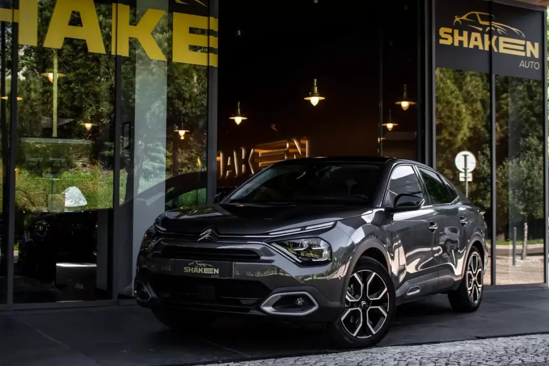 Citroën e-C4 X 2024 - 22450 EUR, 46584 km - AUTO.MOTO.pt - 46584km - foto 1 de 39