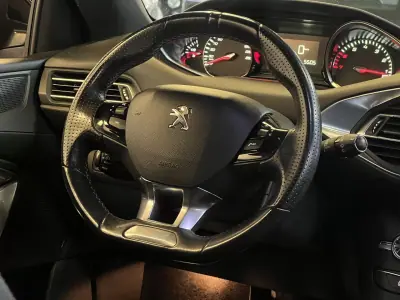 Peugeot 308 2017 - 10990 EUR, 120000 km - AUTO.MOTO.pt - 120000km - foto 16 de 35