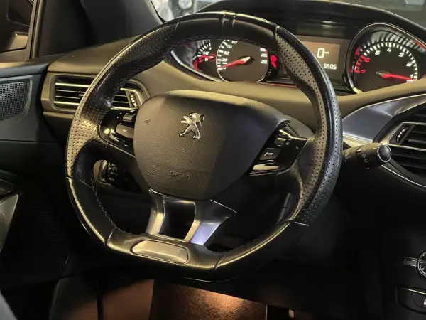 Peugeot 308 2017 - 10990 EUR, 120000 km - AUTO.MOTO.pt - 120000km - foto 16 de 35