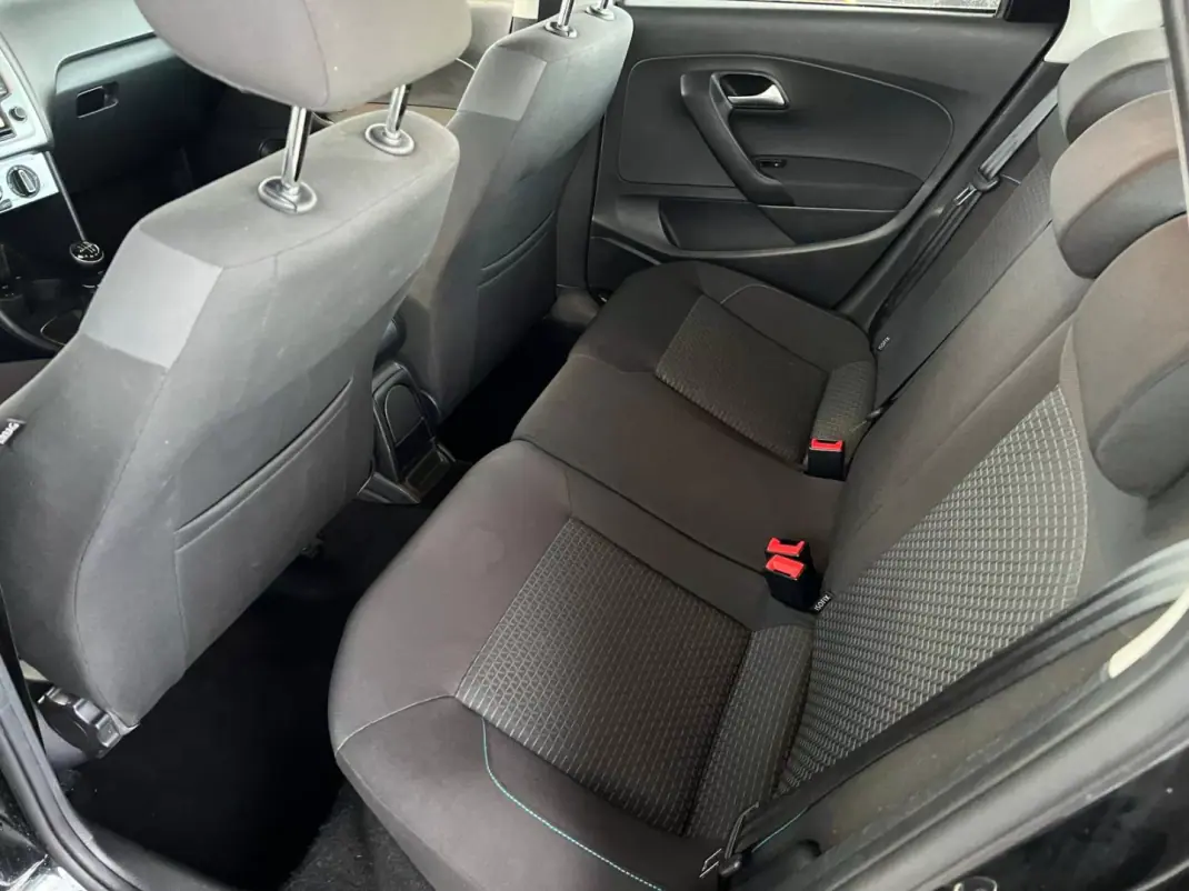 Volkswagen Polo 2015 - 8500 EUR, 150350 km - AUTO.MOTO.pt - 150350km - foto 7 de 11