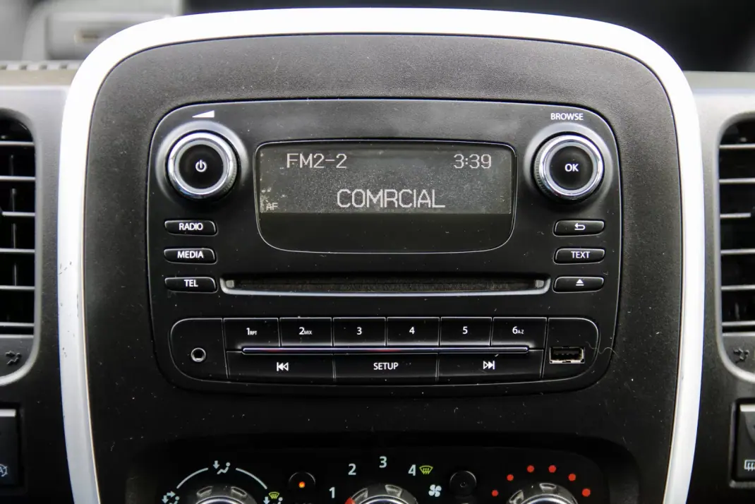 Renault 2019 - 16990 EUR, 188000 km - AUTO.MOTO.pt - 188000km - foto 15 de 21