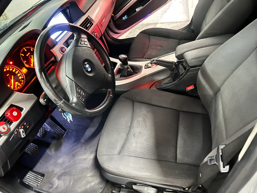 BMW 320 2011 - 7750 EUR, 263000 km - AUTO.MOTO.pt - 263000km - foto 14 de 15