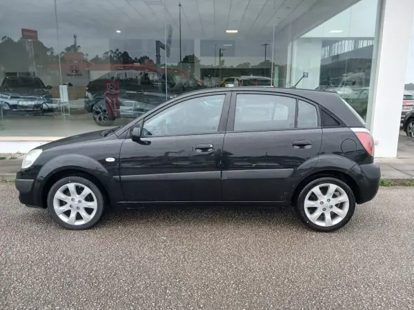 Kia Rio 2009 - 3900 EUR, 344000 km - AUTO.MOTO.pt - 344000km - foto 8 de 19